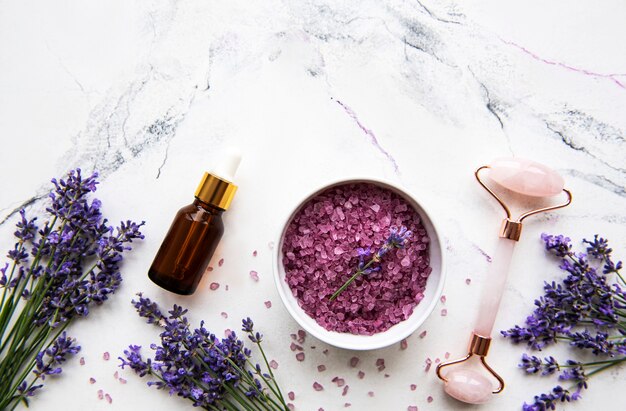 Set di cosmetici biologici naturali SPA con fiori di lavanda