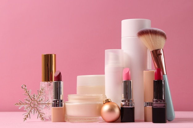 Set di cosmetici decorativi professionali e accessori natalizi