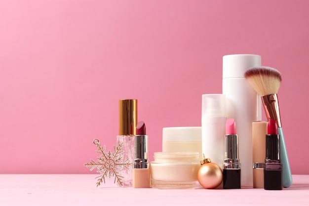 Set di cosmetici decorativi professionali e accessori natalizi