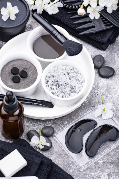 Set di cosmetici detox al carbone nero