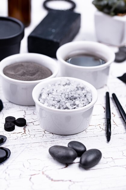 Set di cosmetici detox al carbone nero