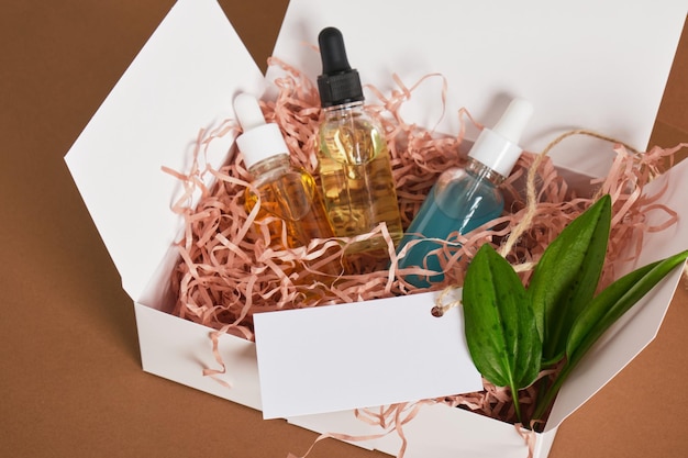 Set di cosmetici e prodotti per la cura del corpo in scatola con riempitivo di carta regalo o consegna cosmetici naturali CO2 neutrali