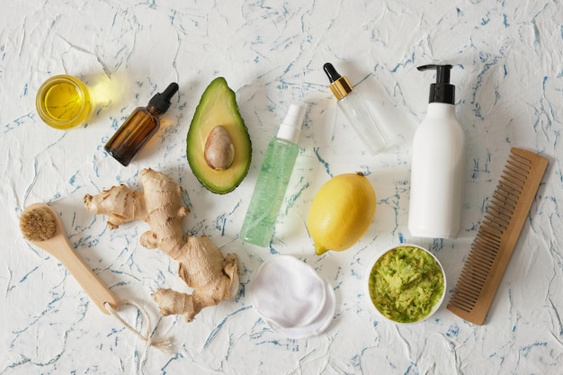 Set di cosmetici naturali su sonov avocado zenzero e limone mock up bottiglie massaggio spazzola di latta e pettine