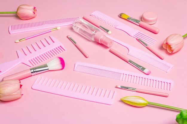 Set di cosmetici per il trucco e pettini per capelli sul rosa.