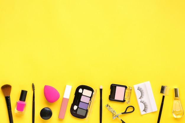 Set di cosmetici professionali su sfondo giallo