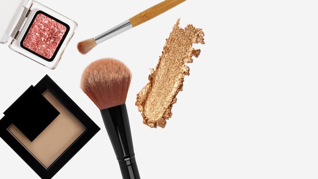 Set di cosmetici su uno sfondo chiaro con spazio vuoto