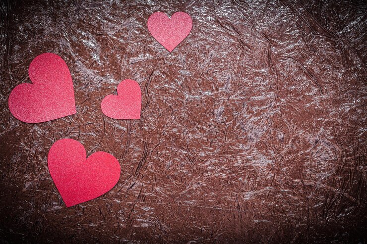 Foto set di cuori di carta rossa su sfondo marrone cartolina di san valentino