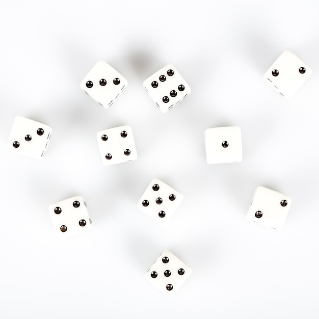 Set di dadi da gioco bianchi su sfondo bianco