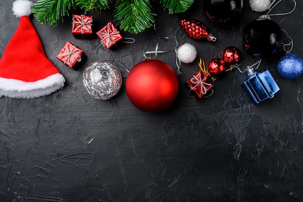 Set di decorazioni creative per palline di Natale, vista dall'alto piatta, su sfondo nero tavolo in pietra scura, con spazio copia per il testo