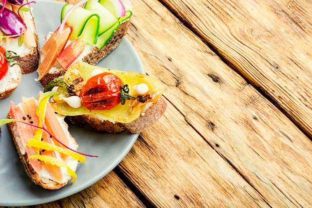 Set di deliziose bruschette italiane con verdure grigliate.