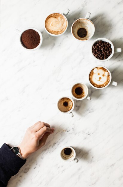 Set di diverse tazze da caffè come punto interrogativo, vista dall'alto, vista dall'alto. Filosofia del concetto di vita
