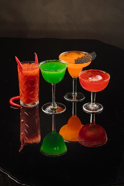 Set di diversi cocktail colorati su sfondo nero