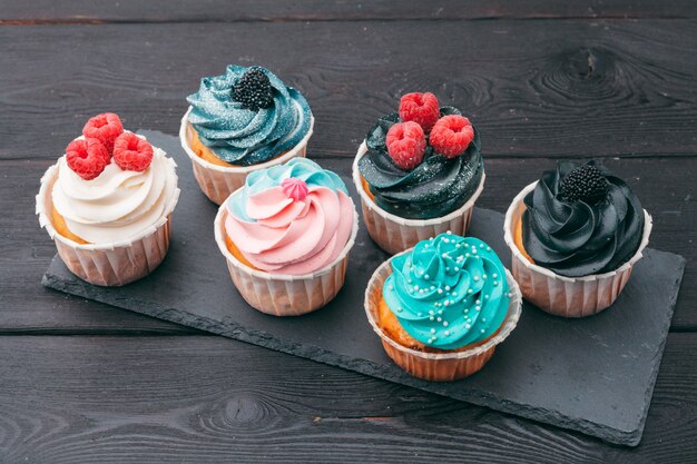 Set di diversi deliziosi cupcakes sul buio