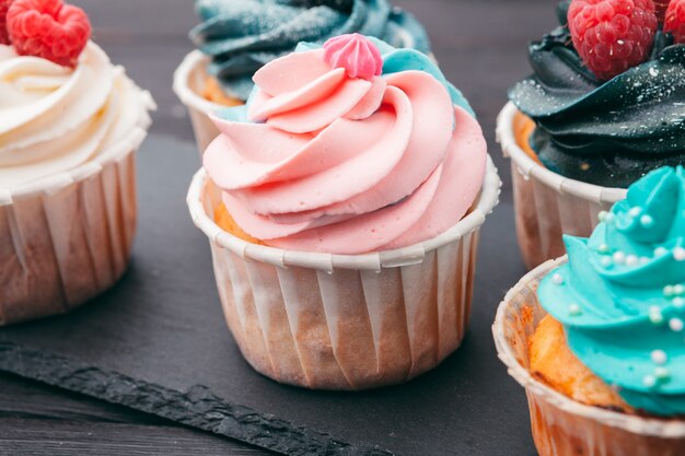 Set di diversi deliziosi cupcakes sul buio
