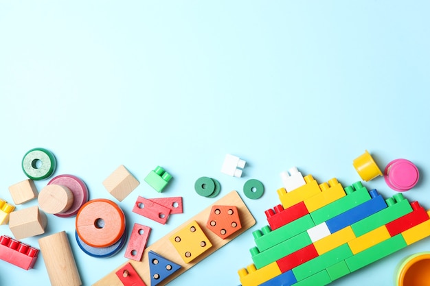Set di diversi giocattoli per bambini su uno sfondo colorato vista dall'alto