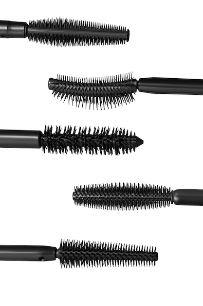Set di diversi pennelli di mascara isolati su sfondo bianco