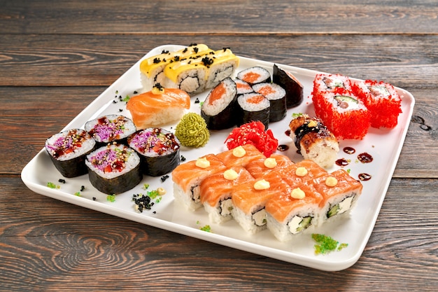 Set di diversi tipi di sushi giapponese.