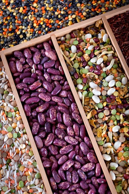 Set di fagioli, riso, lenticchie, spezie per cucinare in cucina