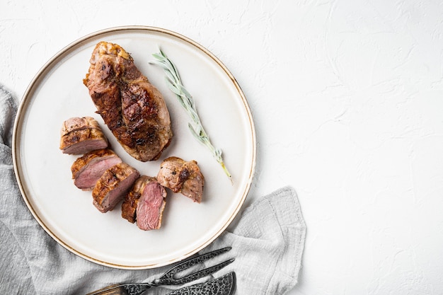 Set di filetto di anatra arrosto, su piastra, su pietra bianca