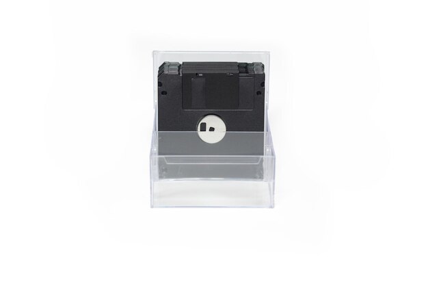 Set di floppy disk in una scatola trasparente su sfondo bianco sul tavolo