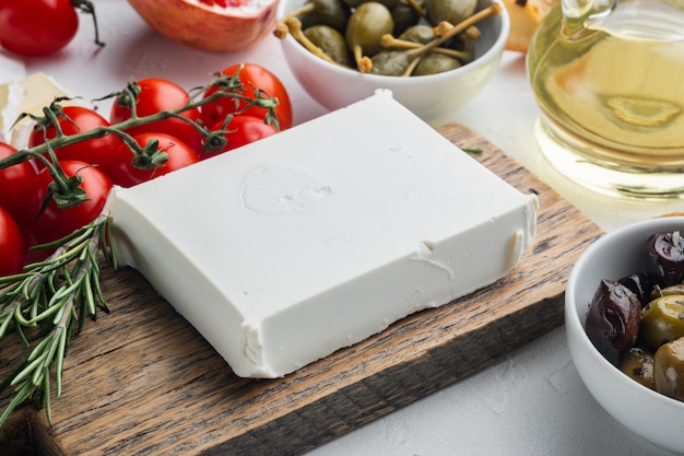 Set di formaggio feta greco tradizionale, su sfondo bianco