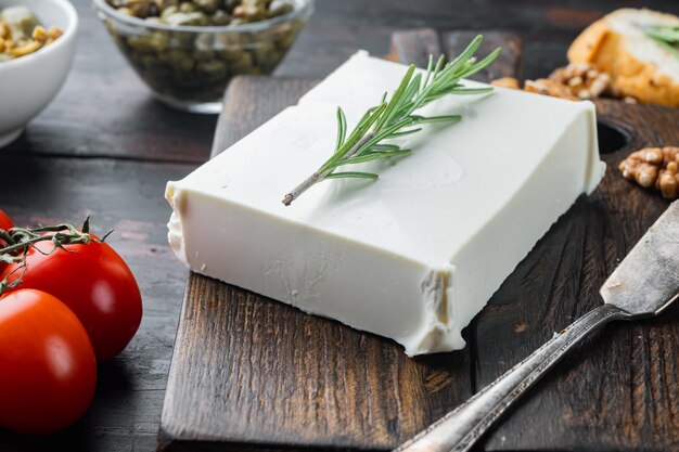 Set di formaggio feta greco tradizionale, sul tavolo di legno scuro