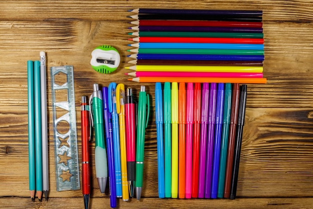 Set di forniture di cancelleria scolastica su una scrivania in legno Torna al concetto di scuola