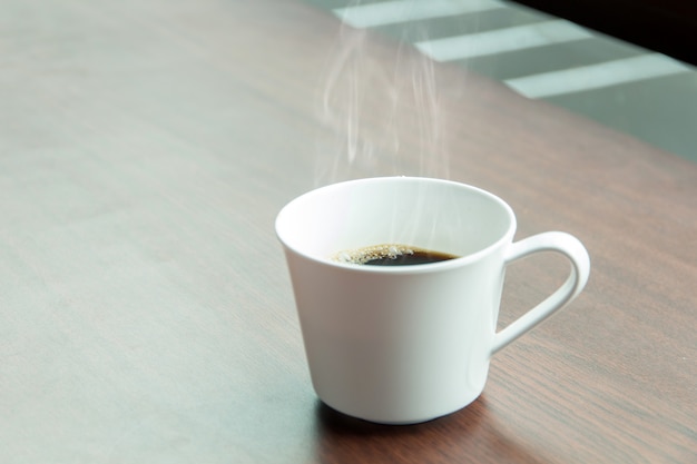 Set di freni di caffè caldo, tazze di caffè espresso caldo sul tavolo e sfondo chiaro