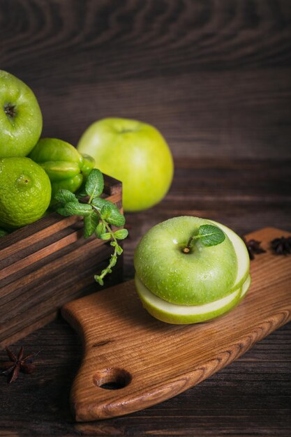 Set di frutti verdi per una dieta sana e detox mela lime kiwi mango carambola e menta