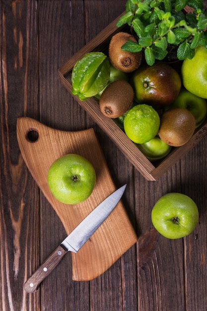 Set di frutti verdi per una dieta sana e disintossicante: mela, lime, kiwi, mango, carambola e menta