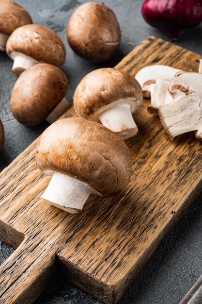 Set di funghi champignon marroni, su sfondo grigio