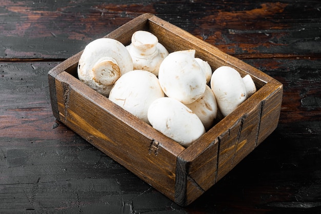 Set di funghi champignon, sul vecchio tavolo in legno scuro