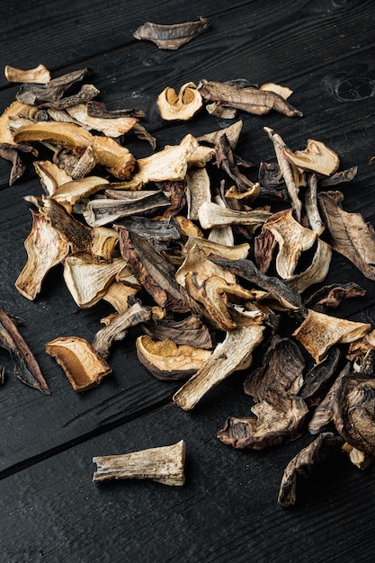 Set di funghi secchi, sul tavolo in legno nero tavolo