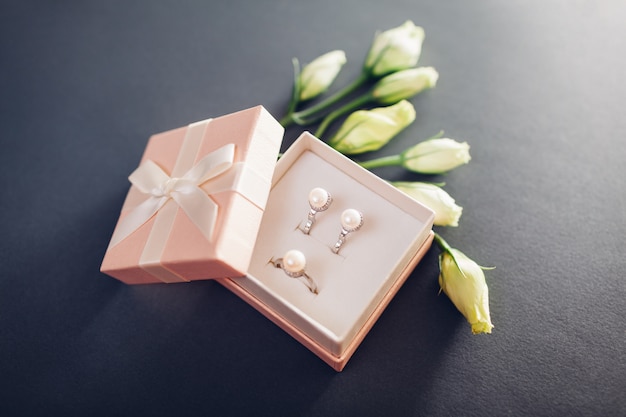 Set di gioielli di perle in confezione regalo con fiori. Orecchini e anello in argento con perle come regalo