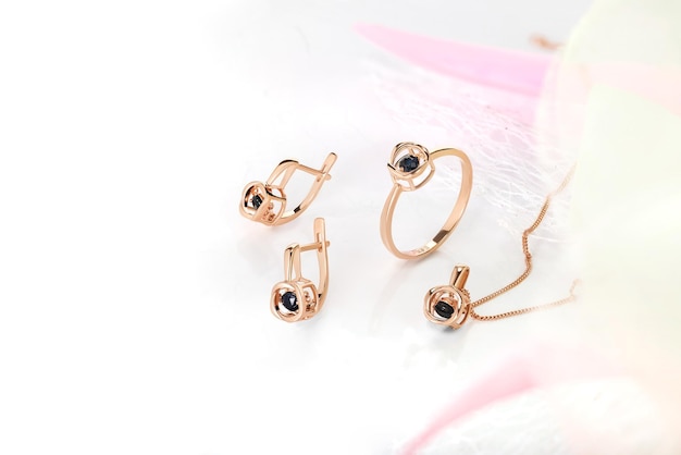 Set di gioielli eleganti Set di gioia con pietre preziose Concept di natura morta del prodotto Collana e orecchini di anello