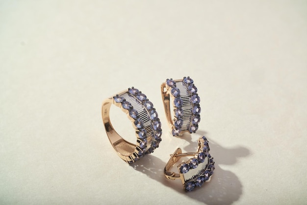 Set di gioielli eleganti Set di Gioielli con pietre preziose Accessori di gioiello Collage Concept di natura morta Prodotto Anello collana e orecchini