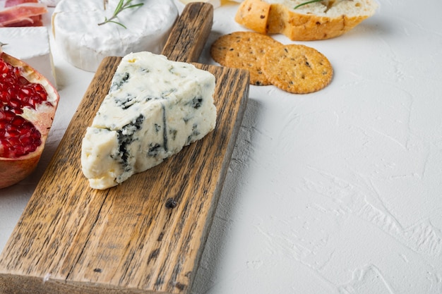 Set di gorgonzola al formaggio blu, su fondo bianco