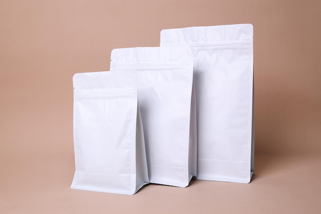 Set di imballaggi alimentari bianchi con spazio vuoto per il logo isolato su sfondo beige
