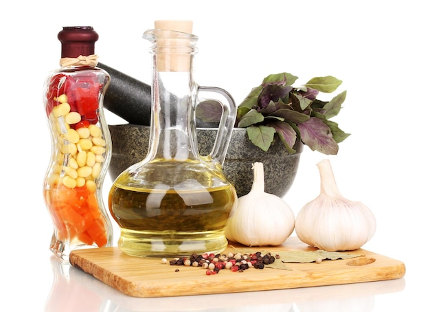 Set di ingredienti e spezie per la cottura isolati su bianco