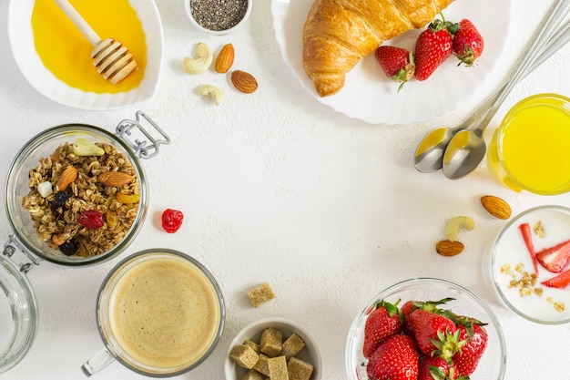 Set di ingredienti sani per la colazione su sfondo bianco.