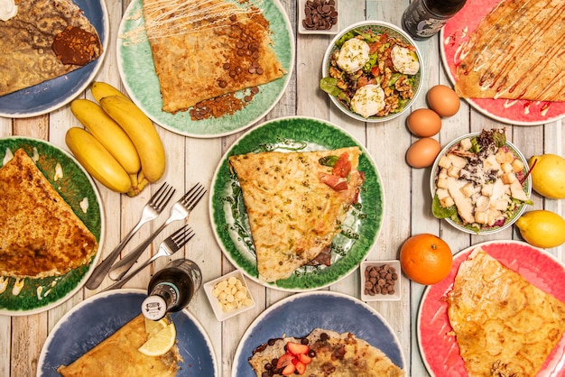 Set di insalata di frittelle francesi salate e dolci con crostini e insalata con uova di frutta di formaggio di capra e arance e limoni