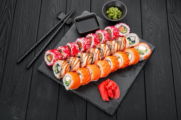 Set di involtini di sushi con pesce fresco