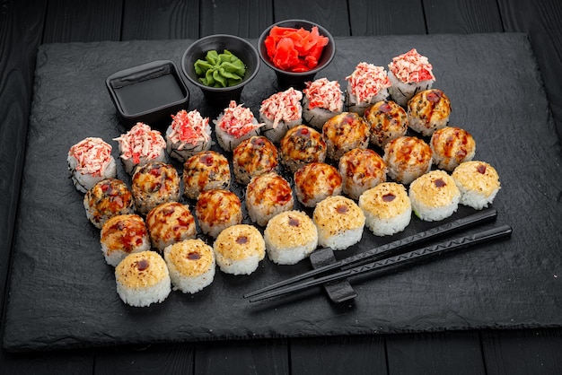 Set di involtini di sushi con pesce fresco