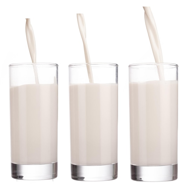 Set di latte che versa in vetro isolato su uno sfondo bianco