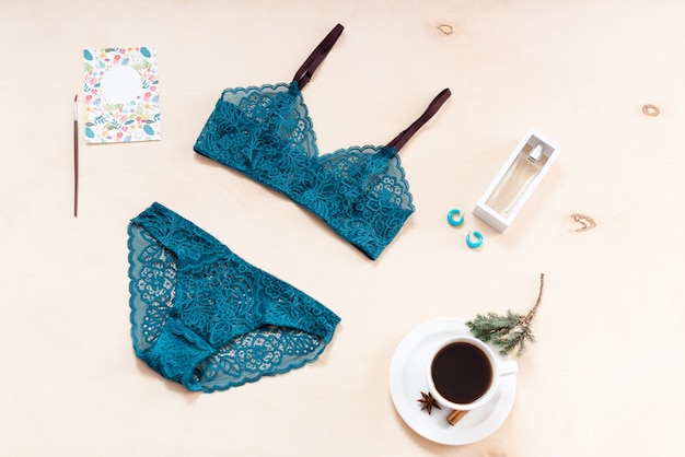 Set di lingerie di pizzo sexy elegante con una tazza di caffè