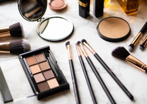Set di lussuosi pennelli trucco nero primo piano