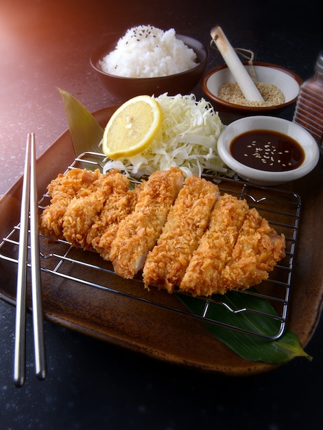 Set di maiale fritto nel grasso bollente giapponese.