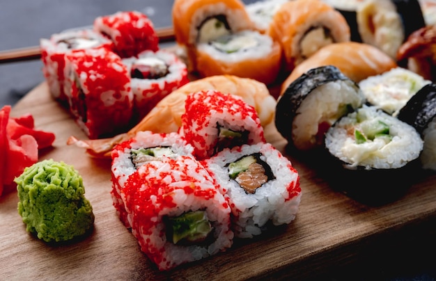 Set di maki per sushi colorato