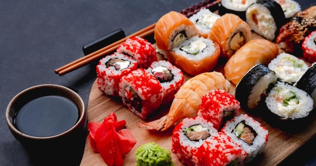 Set di maki per sushi colorato