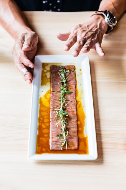 Set di manzo crudo giapponese o fetta di manzo grigliata Wagyu e mescolata con salsa nel piatto.